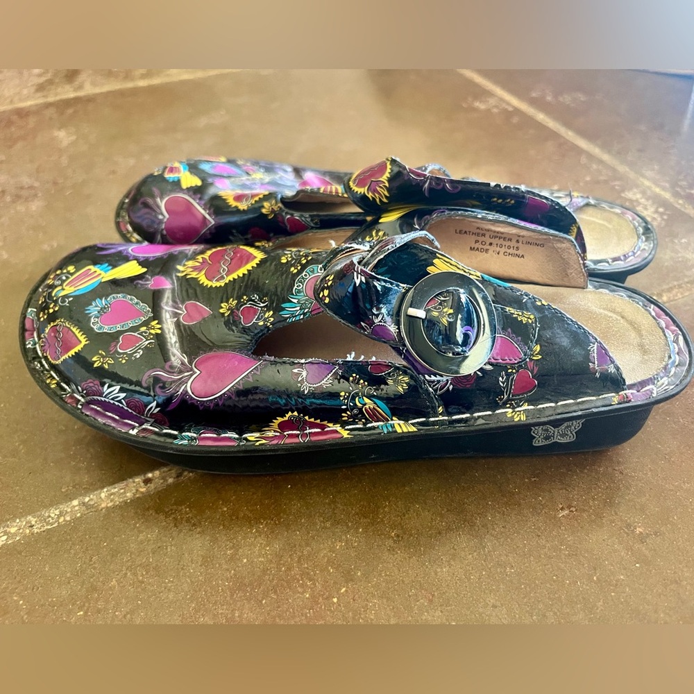 Used nurse Algeria slip on’s
